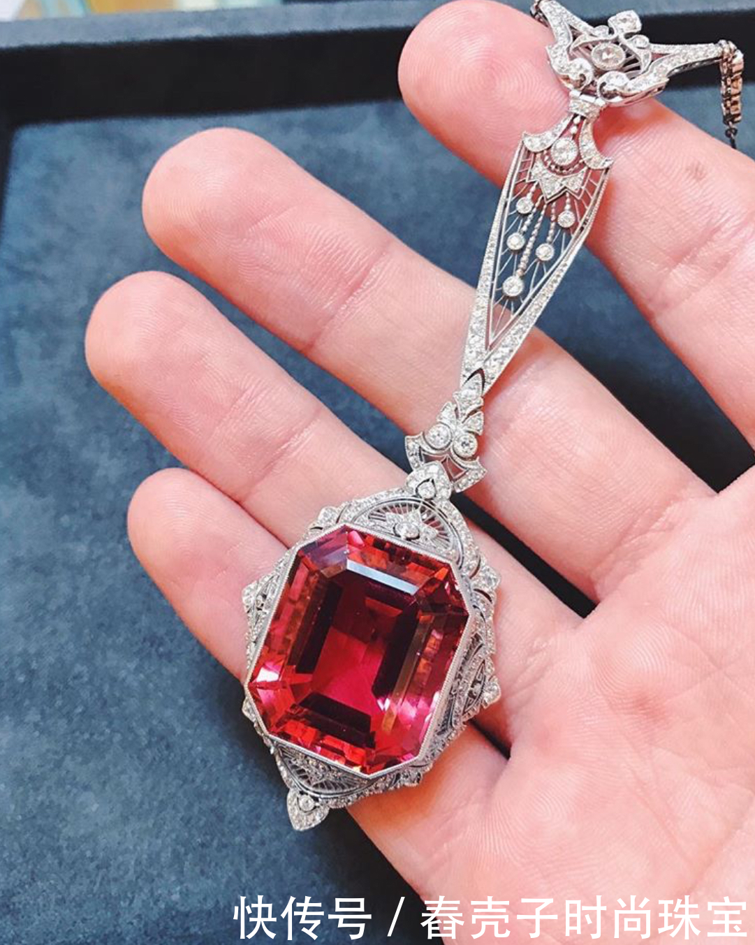 老太太花8美元在地摊买的胸针,居然拍出26000美元