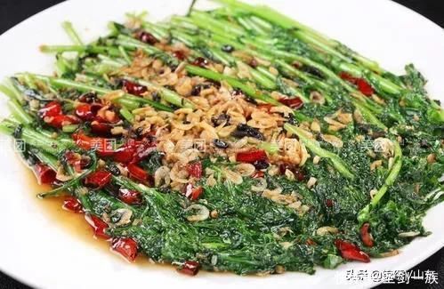 星爷真会享受,一起床就跳进泳池里,美女在旁边帮洗漱