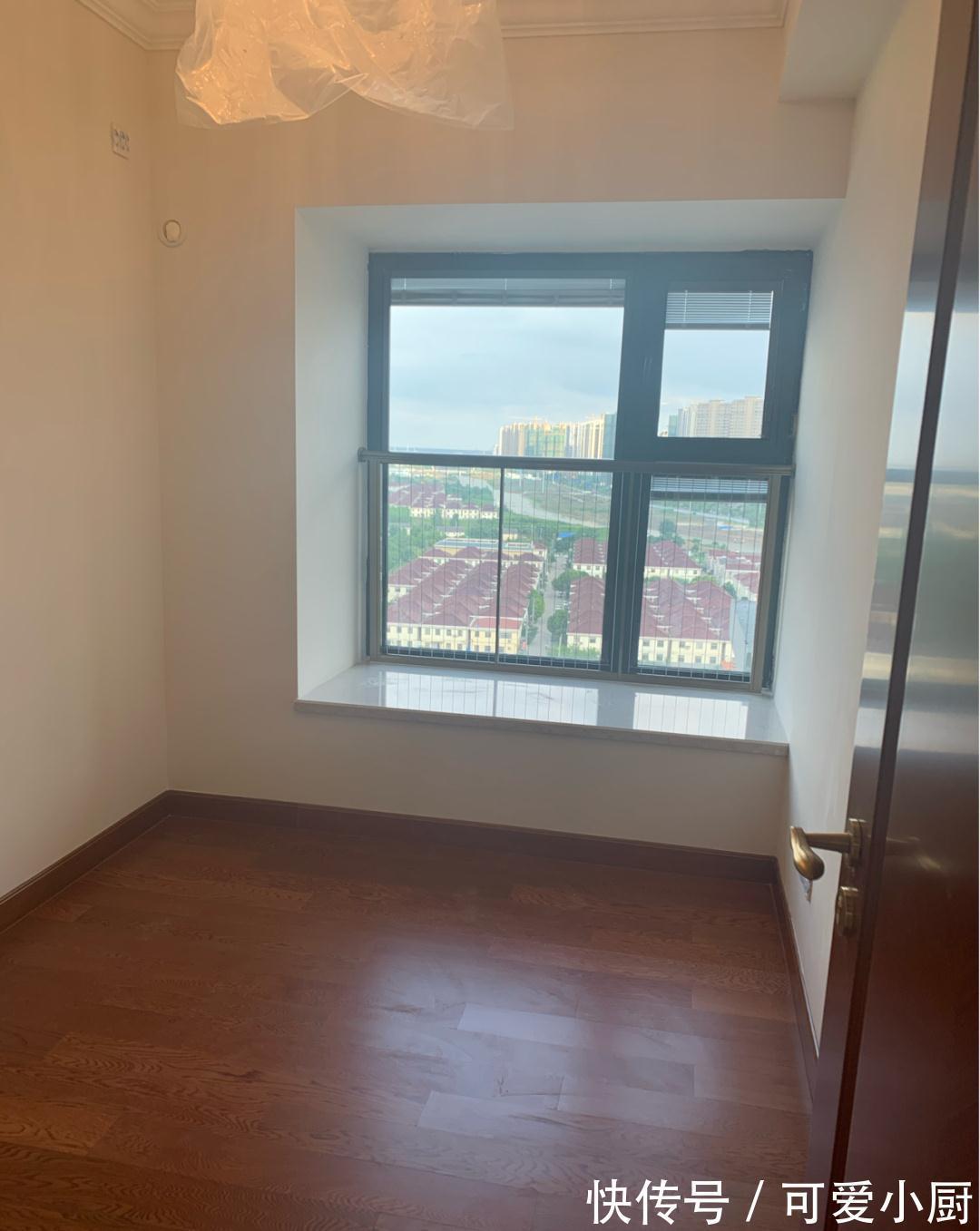 采光|简约精装修新房成功收房,入户餐厅暖灯还不错,全屋采光南北通透