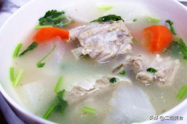 排骨汤|炖骨头汤10人9错，教您大厨常用的技巧，汤白香浓有营养