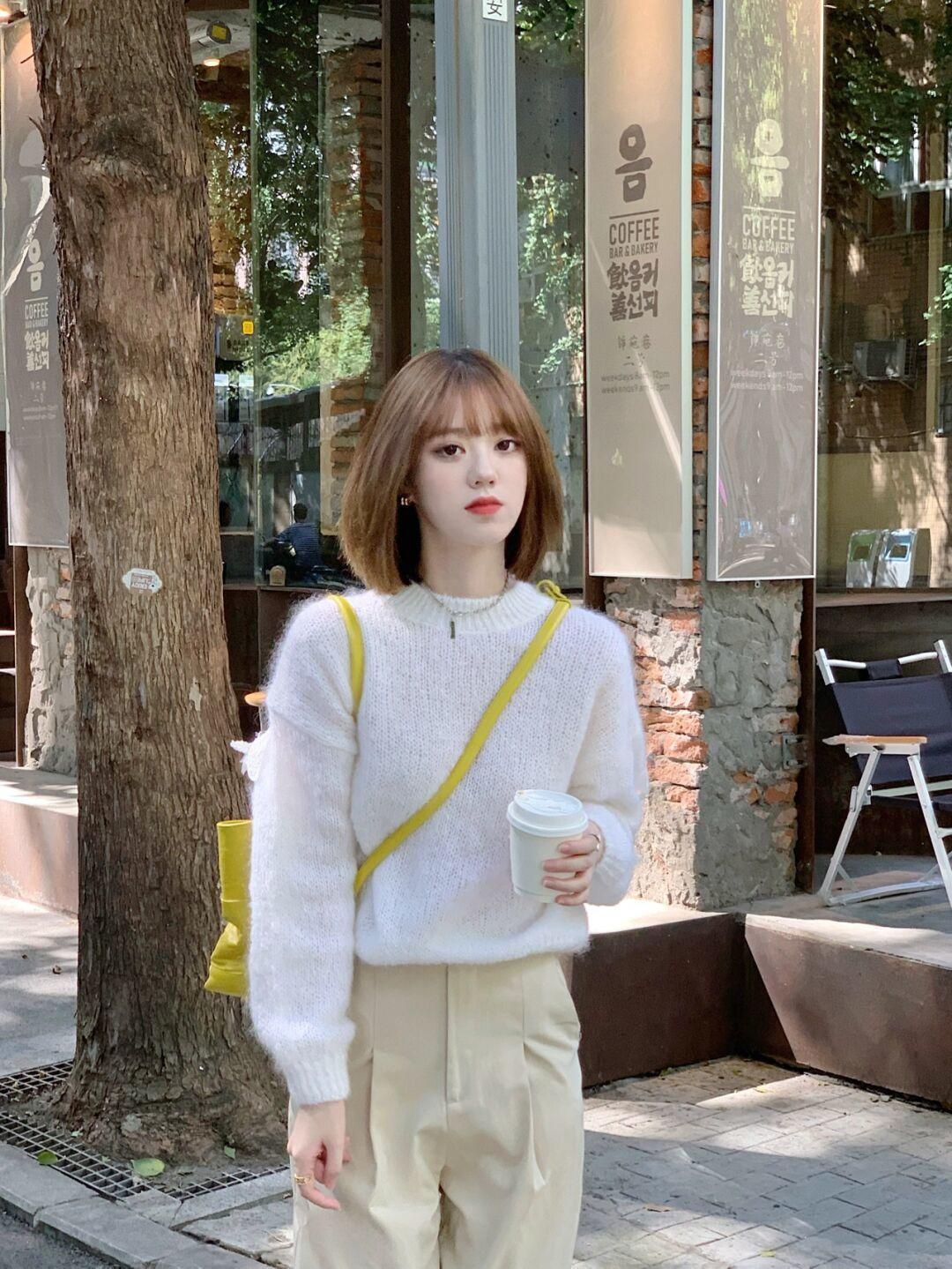 穿搭 秋冬,一件条纹衬衫让你美出新高度,搭配白色直筒裤,高级又洋气