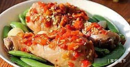 美食优选：酸辣猪肚，剁椒鸡腿蒸土豆，爆炒鱿鱼，干煸肘子的做法