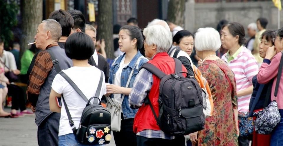 超值|低价购物旅行团，送油送米送鸡蛋，对老年人来说真的“超值”吗？