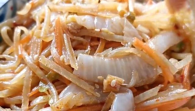 这菜我家一周至少做3次，雷打不动，简单一拌，鲜香又脆爽