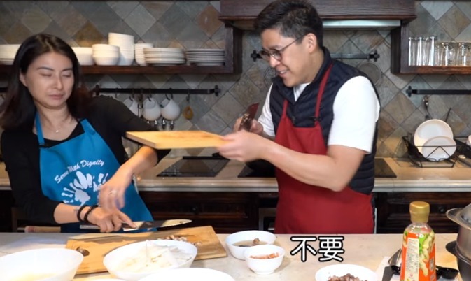 老婆|幸福感滿滿,霍啟剛下廚捉弄老婆,豪華廚房意外曝光