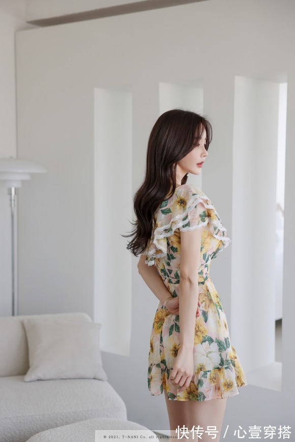 孙允珠|女神孙允珠时尚搭配:鲜蕊迷迭香惜春菊叶碎花衣裙