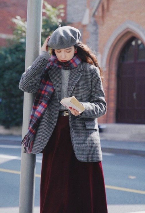 搭配 今年大火的“格纹外套”,比羽绒服还耐穿保暖,洒脱时髦又有气场