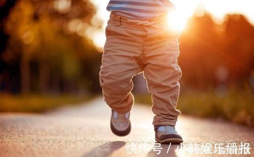 宝宝|“你是亲妈吗?”1岁宝宝摔下床,妈妈却冷眼旁观,医生:做的对