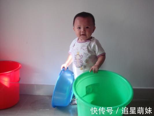 阳台|孩子的衣服别在阳台“过夜”,并非迷信,3个原因易伤害宝宝