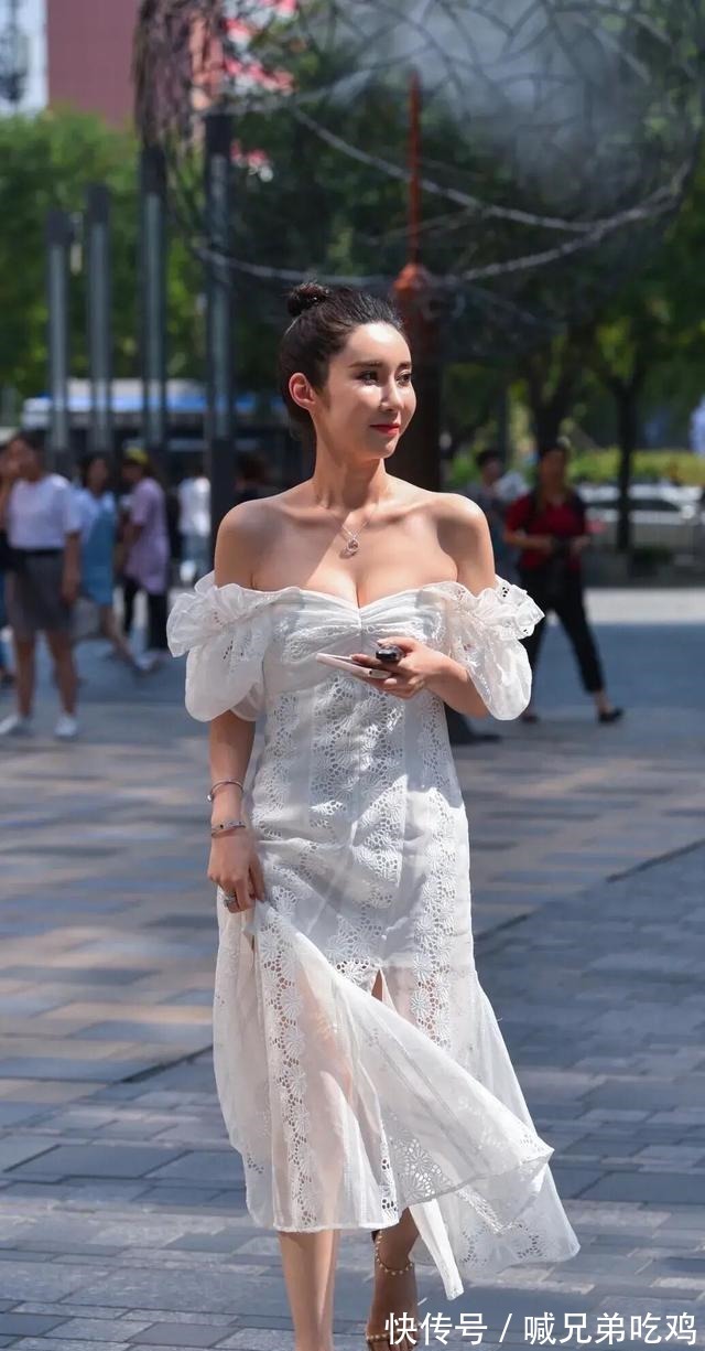 连衣裙 小姐姐真敢穿!一袭抹胸连衣裙高贵典雅,优雅大气又精致
