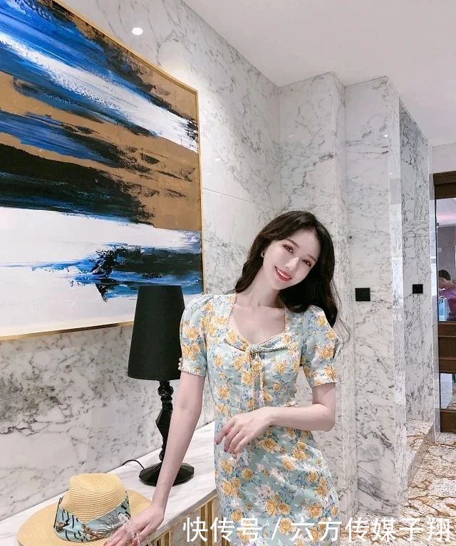 这身印花裙真有特色,V领处打个蝴蝶结,女人的贵气立马浮现