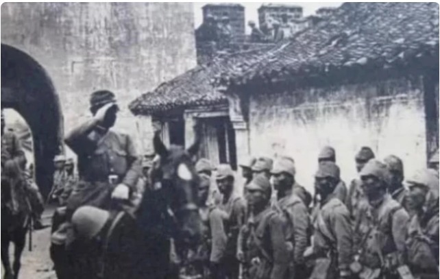 老人|老人被鬼子抄家，他用日语破口大骂，日本军官：师哥，打扰了