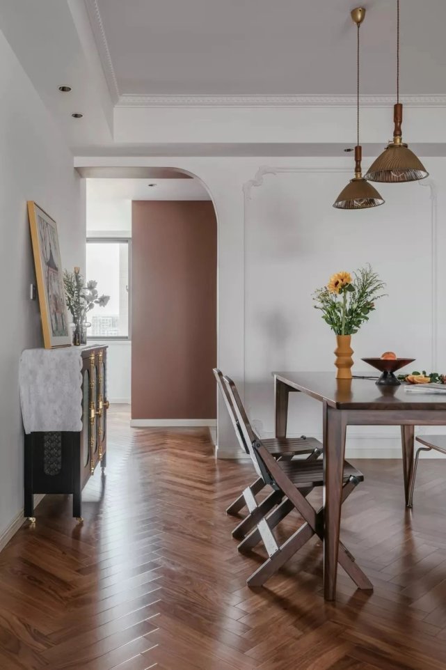 文艺复古风|98㎡文艺复古风,大胆跳色+通铺人字拼地板,感受一整屋的浪漫