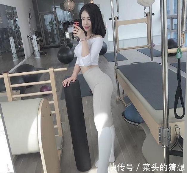 时尚|紧身打底裤美女，纤细腿部线条，高挑丰腴的身材，让人心动不已