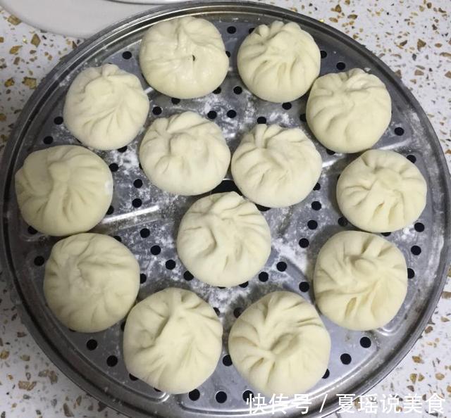 “水煎包”到底先煮还是先煎很多人做错了,难怪你做的不好吃