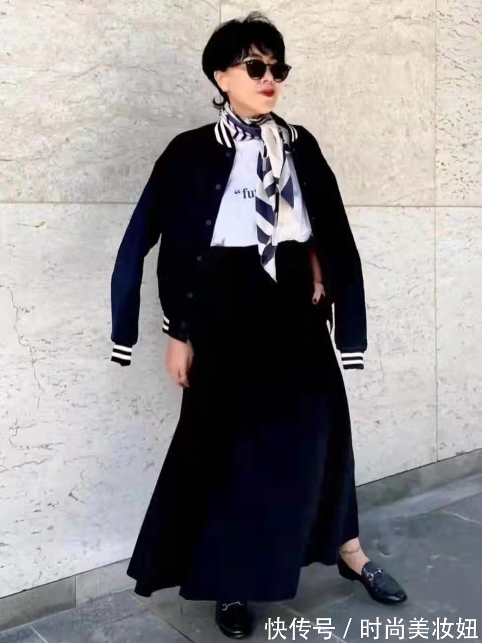 紧身裤|60岁的女人,别穿得太老套,学这位奶奶的穿搭,减龄又高级