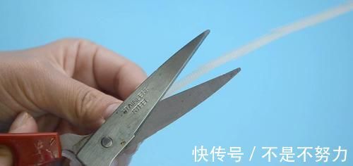 扎带|卫生间放2根塑料扎带,真是厉害了,解决了困扰大家的一个难题