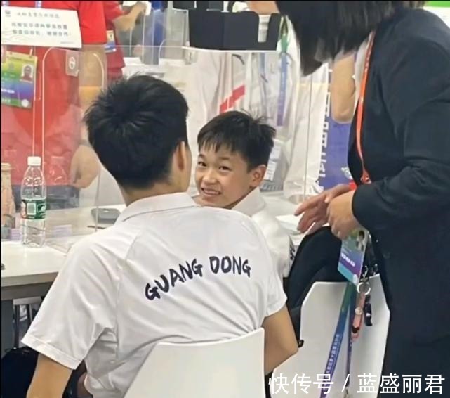 全运会|全红婵获赠蛋糕乐开花!红姐连声说谢谢,队医随后举动令红姐生气!