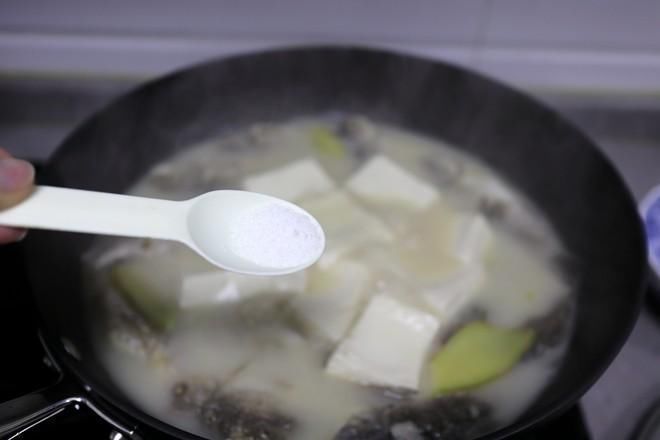 鲫鱼豆腐汤|它的营养比甲鱼还高，浑身上下全是宝贝，一斤7元却无人问津