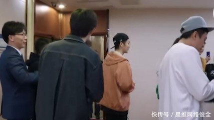合照|鄧超參加節(jié)目被姐姐團(tuán)簇?fù)砬蠛险眨拥貧鉂M足要求,鹿晗反被冷落