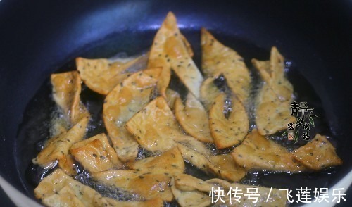 用面粉做的小零食,喷香酥脆,一会儿就做1锅,大人孩子抢着吃