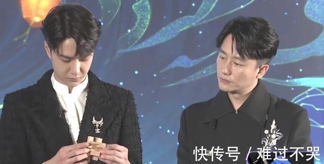 王一博片場笑不停，贊百里弘毅是技術(shù)流，幾秒鐘解開魯班鎖