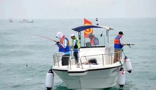 冬天使用这种钓鱼方法,既轻松又简单,只要竿稍一动鱼就上岸