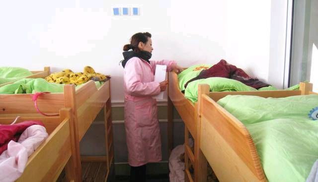 作息时间|当妈妈检查幼儿园的监控时,她看到孩子在偷偷地做这件事,突然觉得很难过