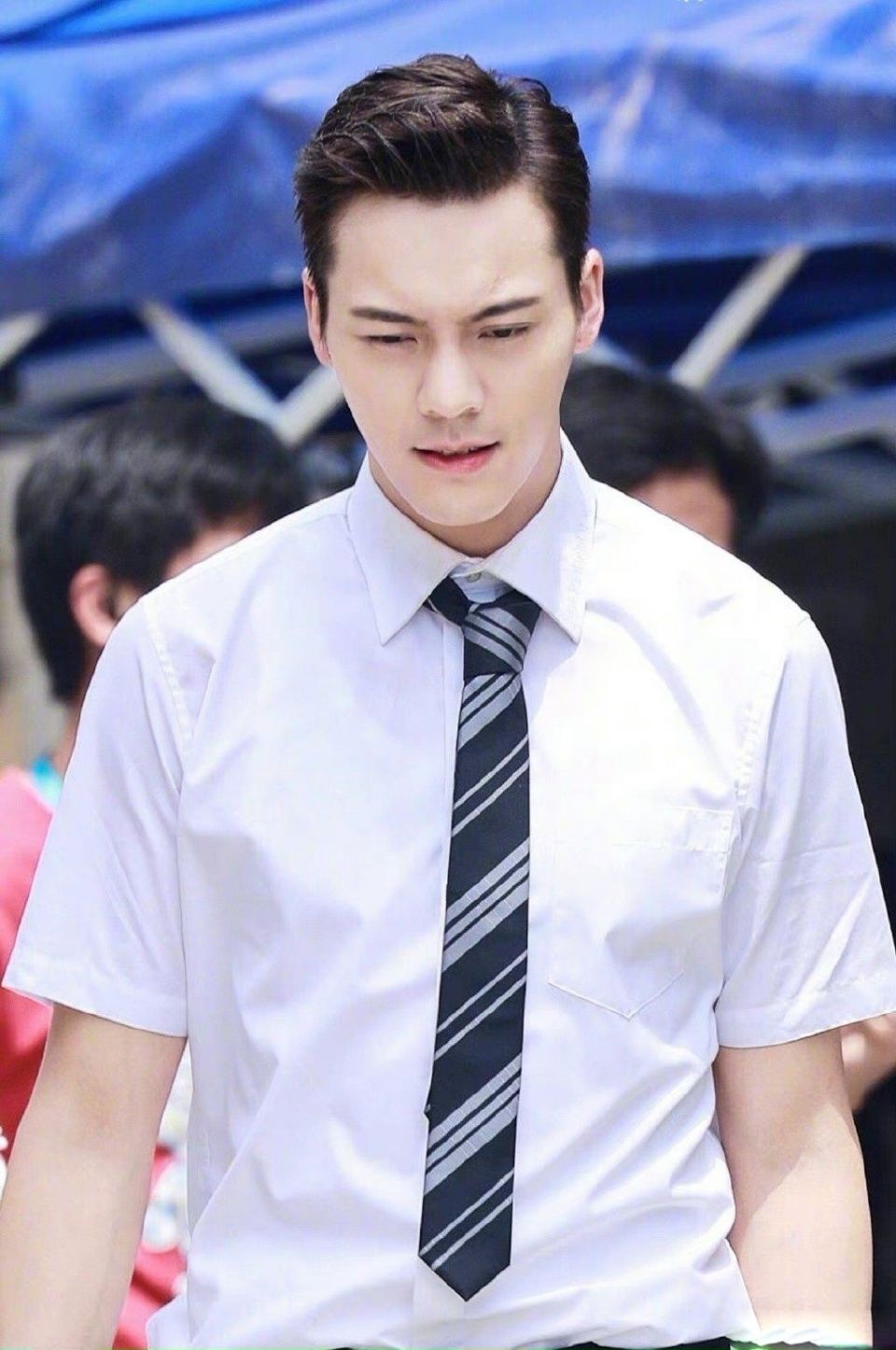 春季内搭不知穿什么？那就pick一件永不过时的白衬衫吧！