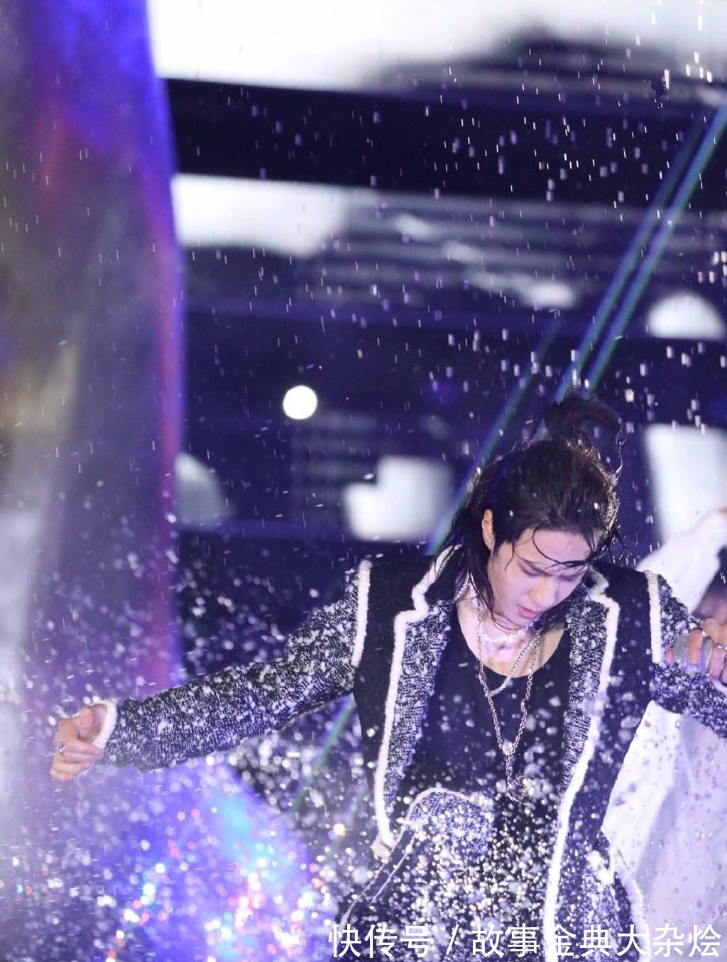 跨年演唱会|主配角差别有多大?王一博水中唱跳吸睛,陈情少年却几乎沦为群演