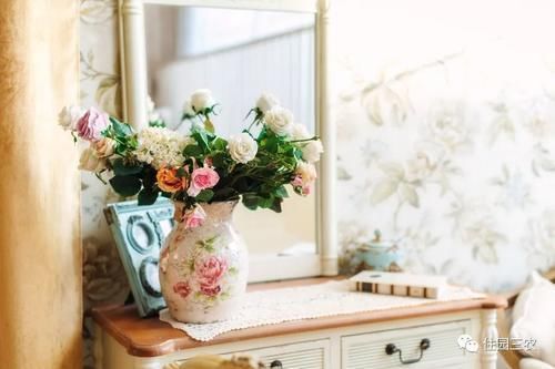 建房子|想在老家建个好房,又没时间常住,这种美观大气的现代风二层别墅,挺实用