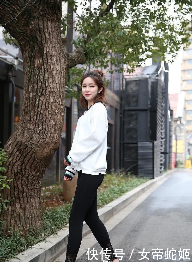 穿出|打底裤简约柔美不失休闲风, 显腿细还显腿间的缝隙.