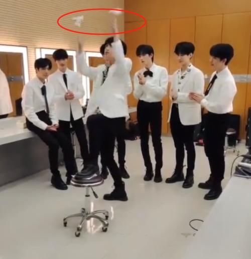 王牌：严浩羽用椅子拍大片，特意垫上卫生纸，下意识动作暴露素质