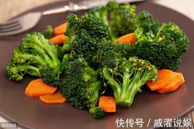 美味|炒西兰花,有人焯水,有人浸泡,都不对,饭店大厨这样做,太美味