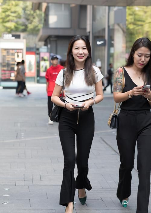 简洁的黑白配展现出她与众不同的美