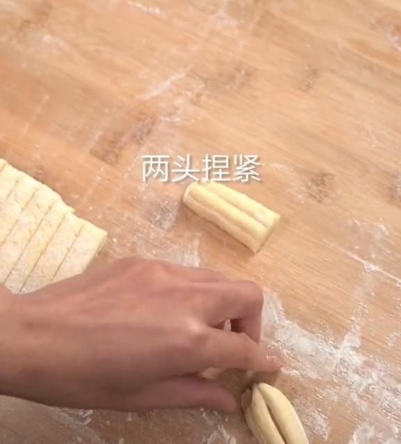 外面油条不放心教你在家炸油条,金黄酥脆又好吃,2块钱炸一锅