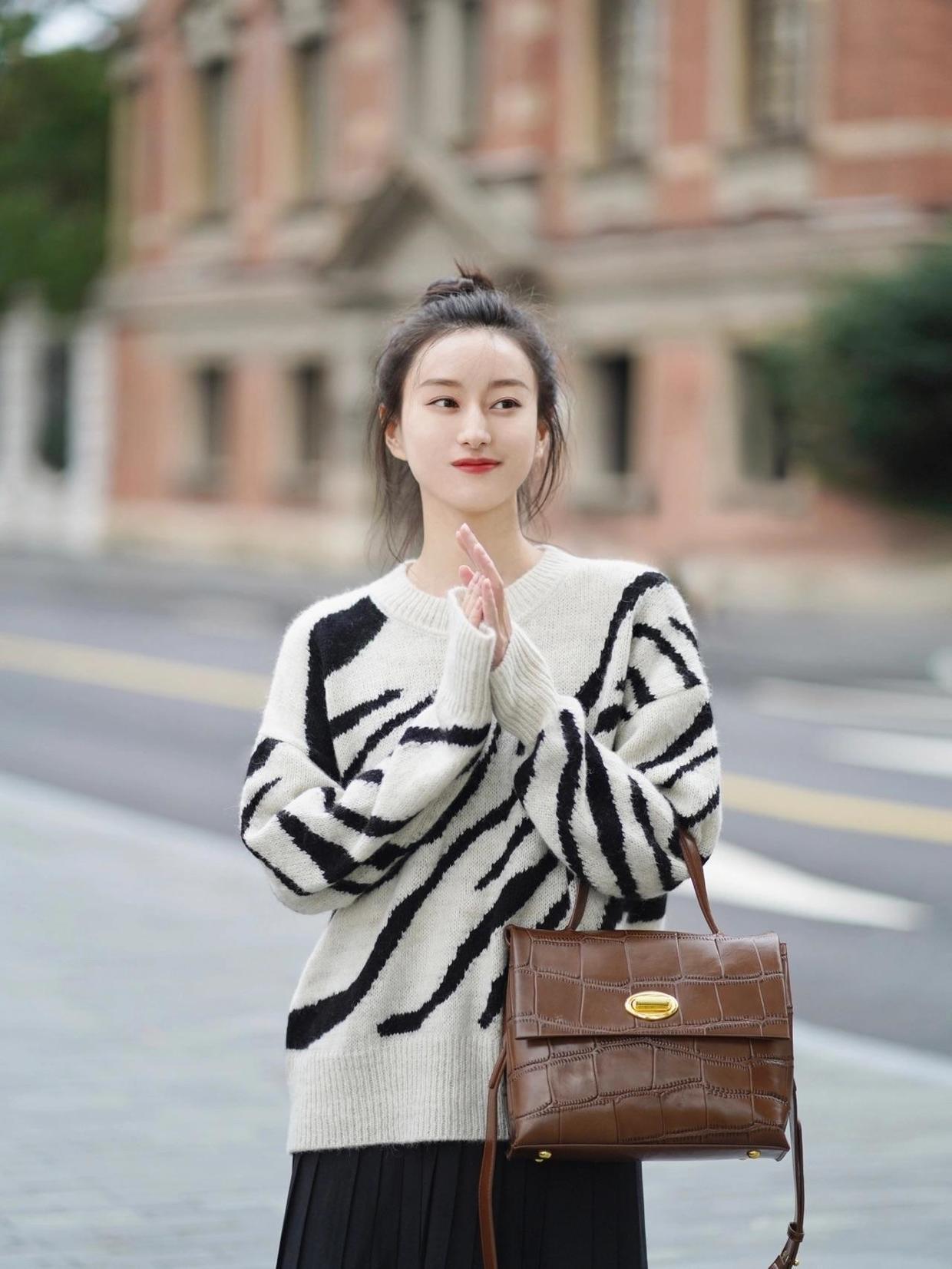 灰绿色 讲真,毛衣才是冬季穿搭的王者单品,柔软舒适又保暖,谁穿都好看