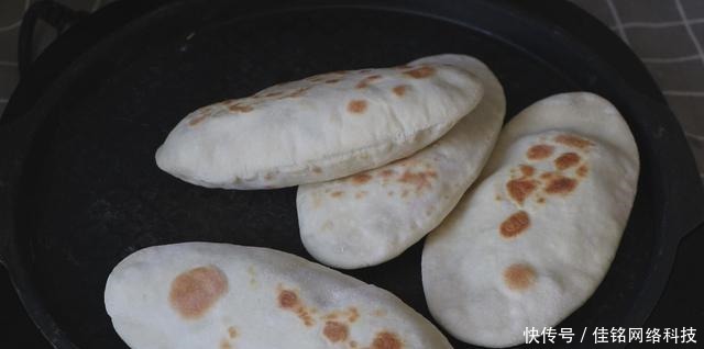 面粉最过瘾的做法,开水一烫,不炸不烤,柔软香甜个个鼓大泡