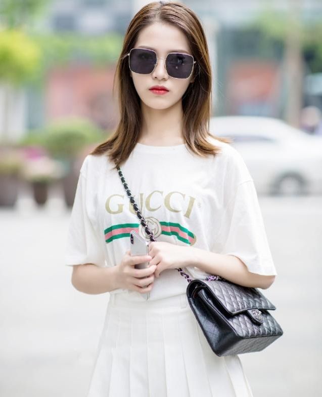 街拍：蓝色贝雷帽搭配收腰裙子，小姐姐十分的温柔，美丽大方