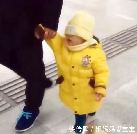 小情人|爸爸带小情人出门逛街,引路人围观!网友:爸爸带娃,活着就行!