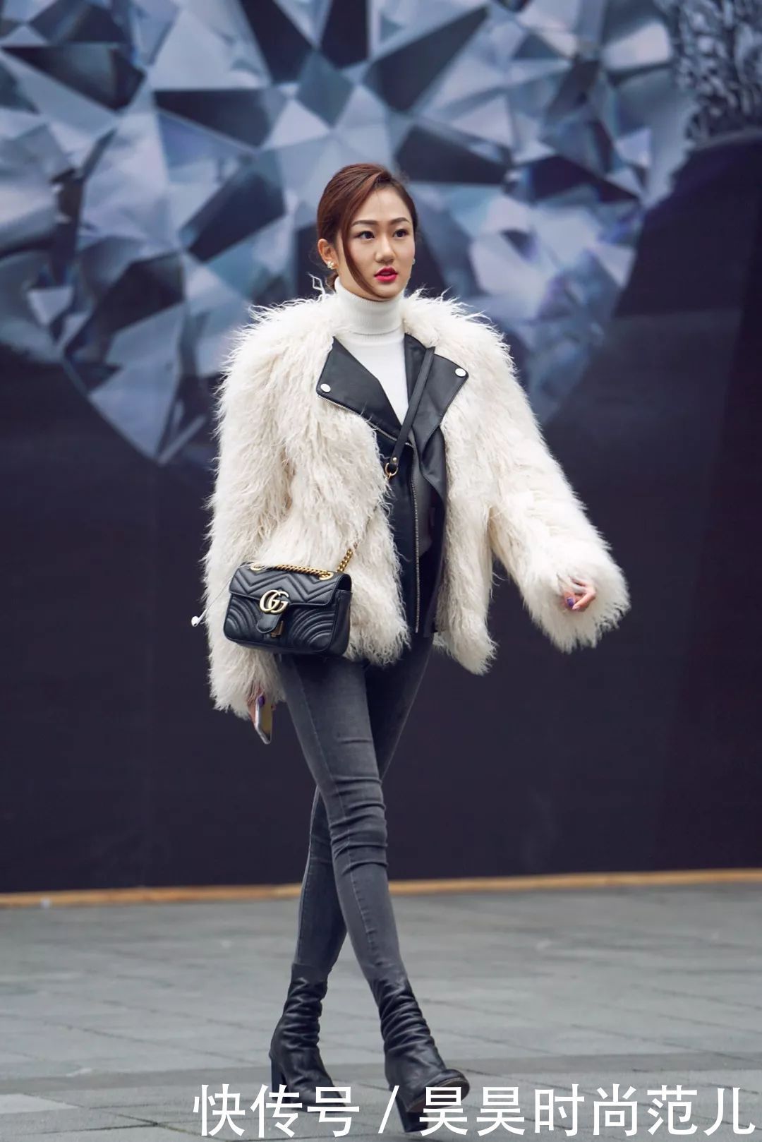 冷风呼啸的冬季,一身皮草外套+短靴穿搭,温暖舒适显高级时尚感