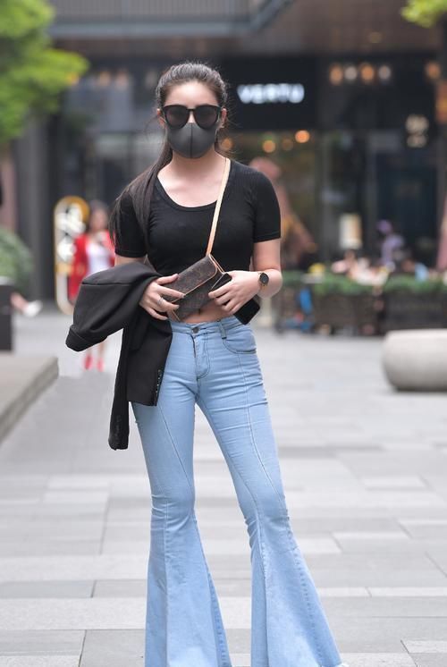 穿腻了普通牛仔裤,那就试试牛仔喇叭裤,让你的造型轻松个性起来