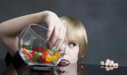 孩子|儿科医生:孩子睡前,常吃的4样食物别碰,容易积食不长个!