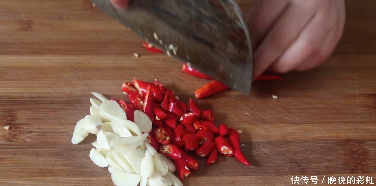 包菜简单又过瘾的做法,一顿2个不够吃,连吃一星期都不腻