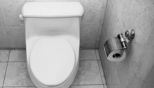 黄色|马桶上的黄色污垢该怎清洗？听保洁阿姨一说，懊悔没早知道