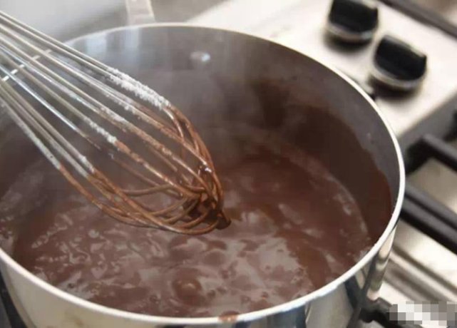 瞬间|顶级大厨制作“巧克力花”,浇下奶茶的瞬间,才是震撼的开始