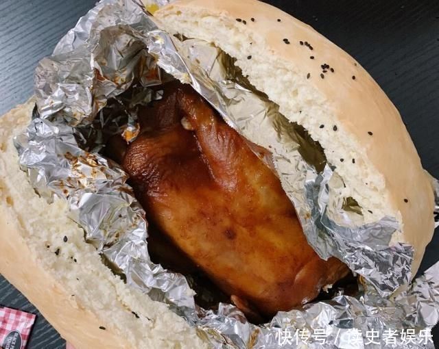 服务员|点了一份网红鸡,餐馆服务员切出个“大铁蛋”,想退都退不掉