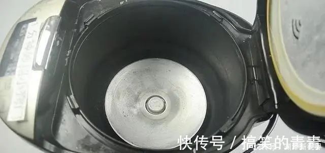 饭锅|电饭锅一地方不洗,等于吃细菌,教你用一个方法,洗得干净还放心