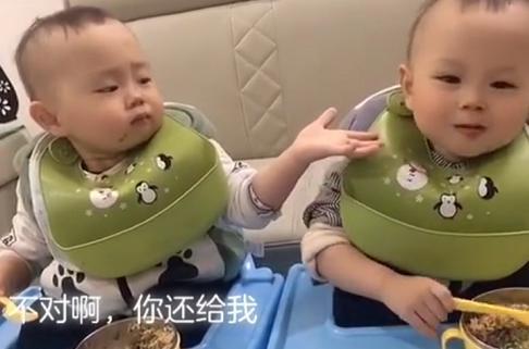 双胞胎|“糊涂蛋哥哥”错把饭喂到弟弟嘴里,瞬间慌了“小手一摊”萌化了