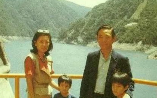 忍不住|蒋介石孙子回大陆祭祖，买门票进场，看见蒋家祖宅后，忍不住失声痛哭